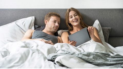 TEMPUR-Couple-sitting-up-in-bed-with-laptop_front_0371